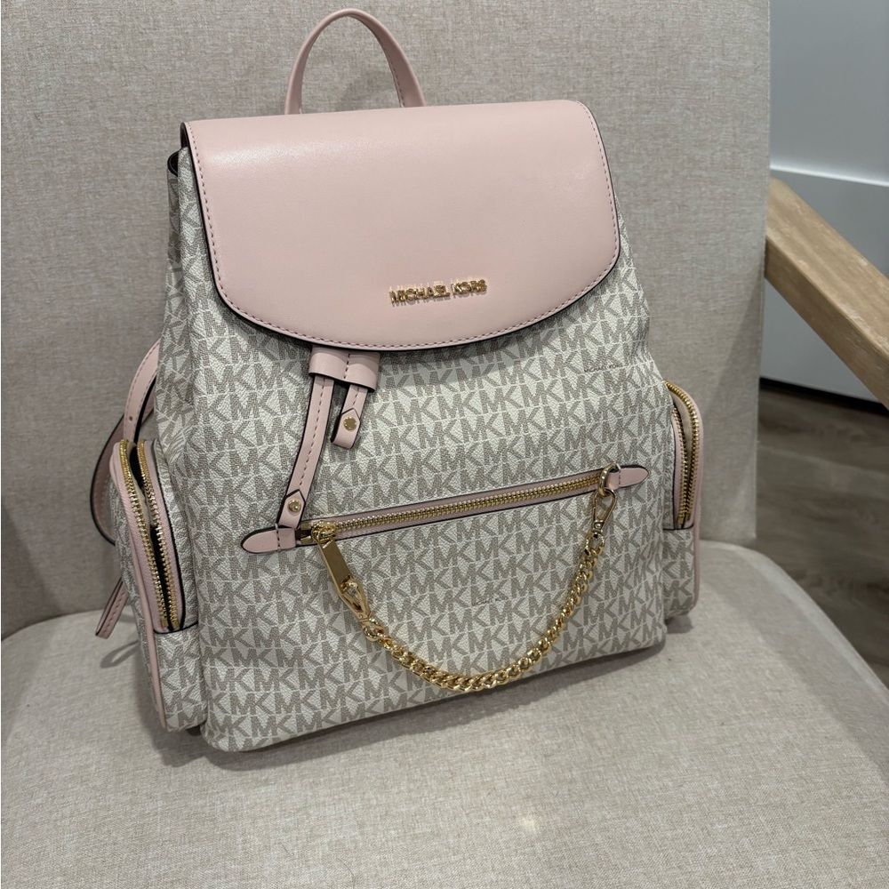 MICHAEL KORS
Jet Set Large Logo Backpack - Picture 3 of 9